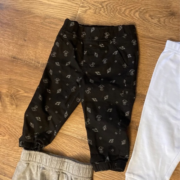 Six pairs of sweatpants 9-12 months - Picture 2 of 7